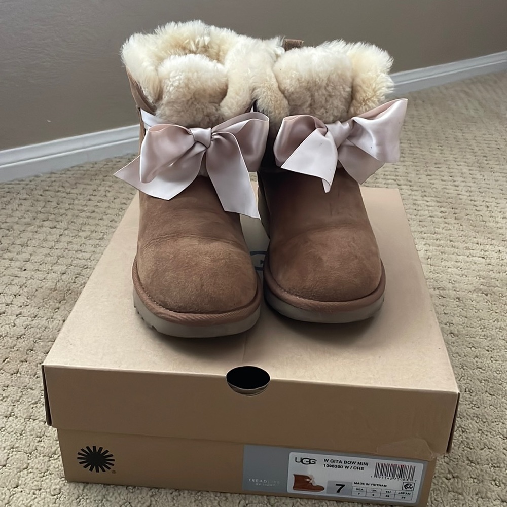 UGG chestnut mini